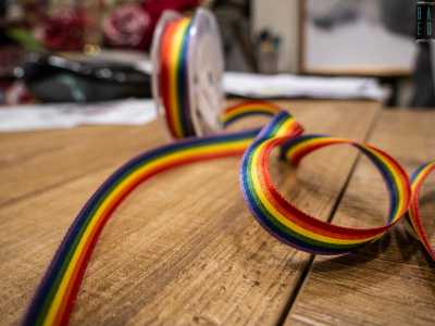 Non � quindi pi� l�opulenza a fare tendenza. �No � afferma la titolare salutandoci �: al contrario si � sempre alla ricerca della fantasia e di oggetti diversi e personalizzati, come questi nastrini arcobaleno usati per le nozze gay�